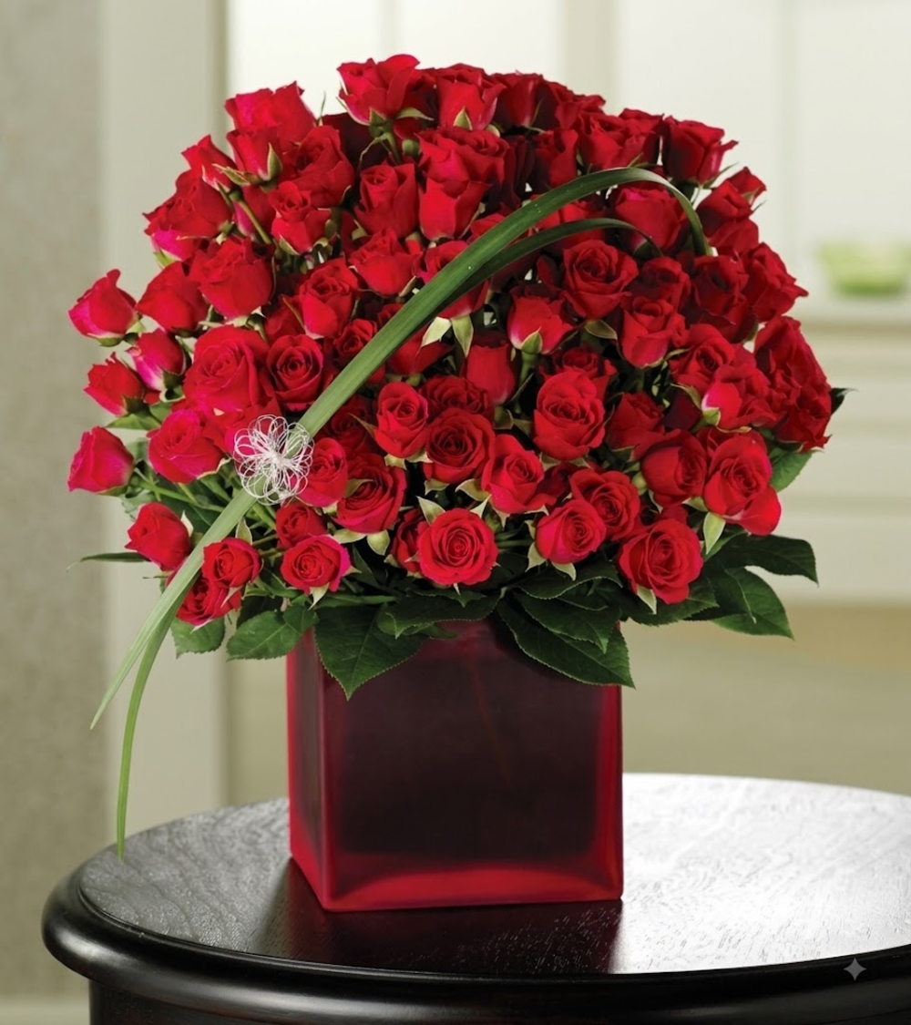 100 Fresh Roses in a Vase